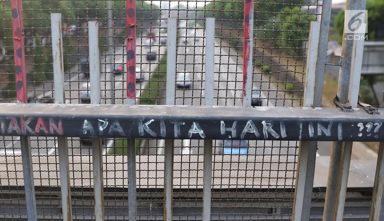 Coretan terlihat di jembatan penyeberangan orang tanpa atap dan tidak terawat di Jalan TB Simatupang, Jakarta, Rabu (10/10). Kondisi tersebut menyebabkan JPO terkesan kumuh serta mengurangi kenyamanan pejalan kaki. (Liputan6.com/Immanuel Antonius)