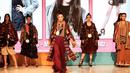 Kontestan membawakan busana pada ajang Plangi Model Hunt 2019 di Plaza Semanggi, Jakarta, Minggu (25/11). Pemilihan model Plangi Model Hunt 2019 yang memasuki tahun ke-14 ini mengusung tema 'City of Style'. (Merdeka.com/Arie Basuki)
