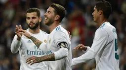 Para pemain Real Madrid merayakan gol saat melawan Eibar pada lanjutan La Liga Santander di Santiago Bernabeu stadium, Madrid, (22/10/2017). Madrid menang 3-0. (AFP/Pierre-Philippe Marcou)