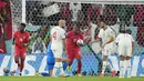 Pemain Kanada, Cyle Larin mengangkat bola di samping pemain Maroko, Nayef Aguerd selama pertandingan grup F Piala Dunia 2022 di Stadion Al Thumama di Doha, Qatar, Kamis (1/12/2022). Maroko menang tipis atas Kanada dengan skor 2-1. (AP Photo/Pavel Golovkin)