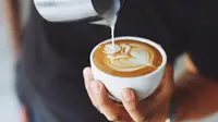 Fore Coffee menghadirkan ragam minuman kopi kekinian. Harganya lebih hemat dengan cashback ShopeePay. | pexels.com/@chevanon