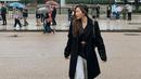 <p>Bergaya di depan White House, Jessica Mila terlihat mengenakan crop top hitam yang ditumpuknya lagi dengan long coat yang juga berwarna hitam. Ia memadukan penampilan kasualnya ini dengan celana jeans abu-abu, shoulder bag dan army boots. Foto: Instagram.</p>