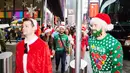 Orang-orang yang berpakaian seperti Sinterklas berpartisipasi dalam acara tahunan Santacon di New York City, Sabtu (14/12/2019). Santacon terjadi secara tradisional di hari Sabtu kedua tiap Desember. (Gabby Jones/Getty Images/AFP)