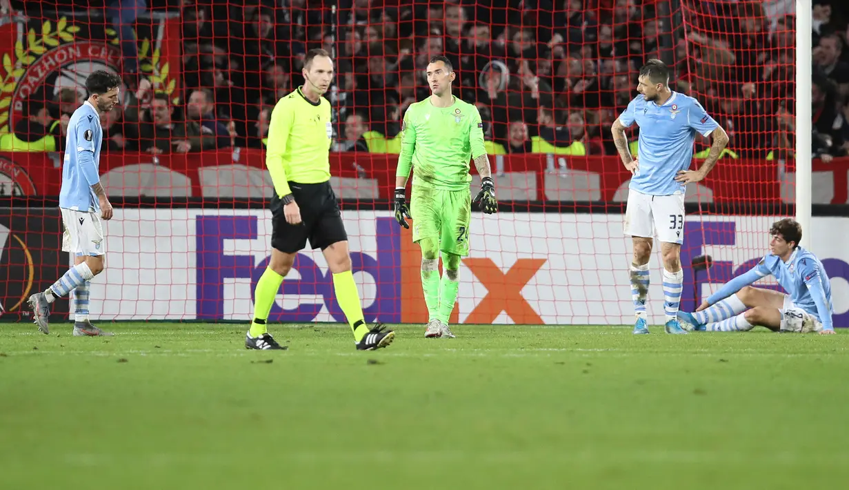 Reaksi para pemain Lazio setelah pemain Rennes Joris Gnagnon mencetak gol ke gawang mereka pada pertandingan Grup E Liga Europa di Stadion Roazhon Park, Rennes, Prancis, Kamis (12/12/2019). Lazio gagal lolos ke 32 besar Liga Europa setelah kalah dari Rennes 2-0. (AP Photo/David Vincent)