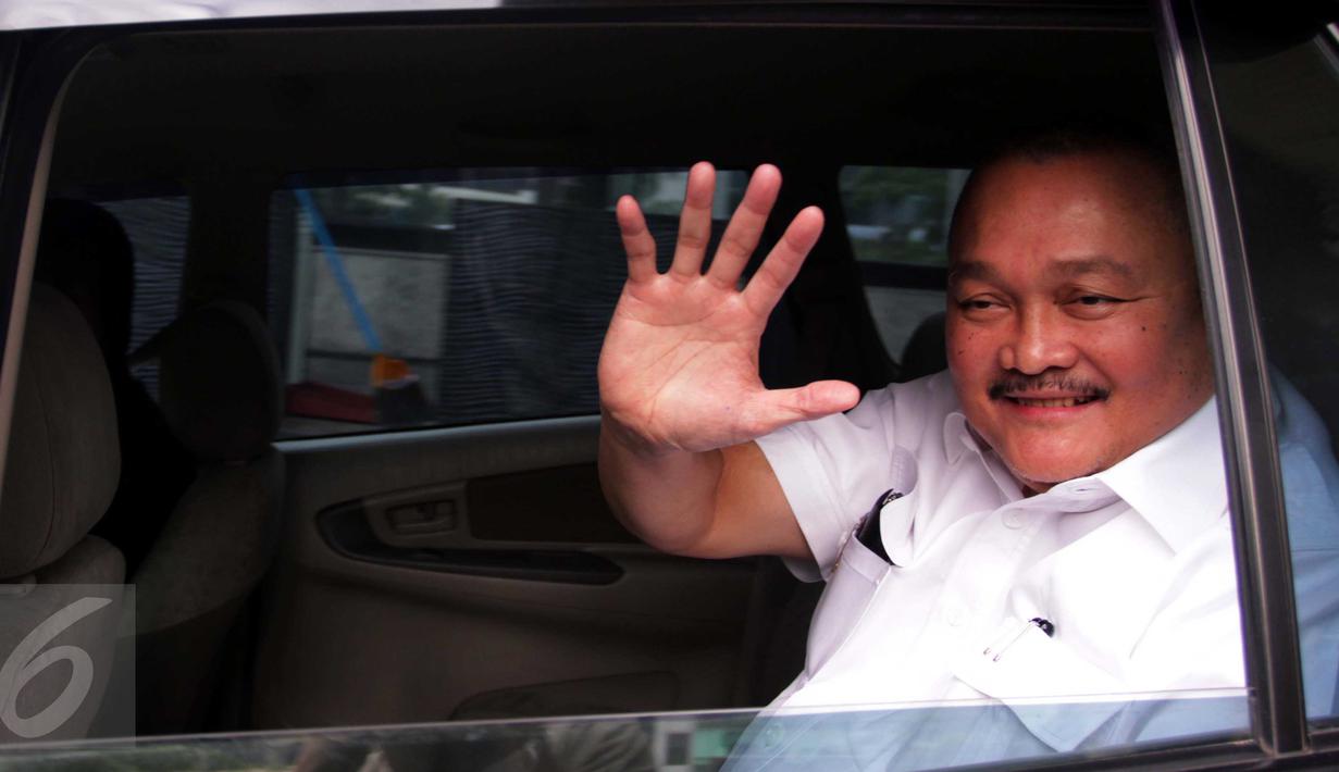 Gubernur Sumsel, Alex Noerdin melambaikan tangan usai diperiksa KPK, Jakarta, Selasa (1/3/2016). Alex diperiksa sebagai saksi kasus dugaan korupsi Wisma Atlet SEA Games Jakabaring dan Gedung Serbaguna Pemprov Sumsel 2011. (Liputan6.com/Helmi Afandi)
