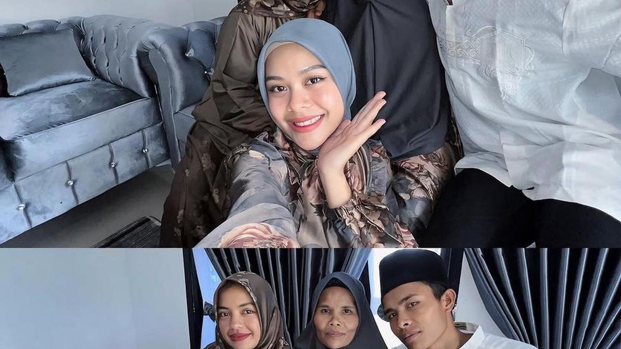 Melly Foto Bersama Keluarga