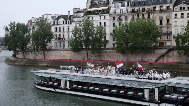 Defile kontingen Indonesia di atas kapal saat pembukaan Olimpiade Paris 2024