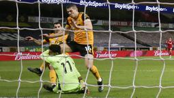 Penjaga gawang asal Portugal itu mengalami cedera parah usai kepalanya terhantam kaki rekannya sendiri, Conor Coady. (AP Photo/Jason Cairnduff,Pool)