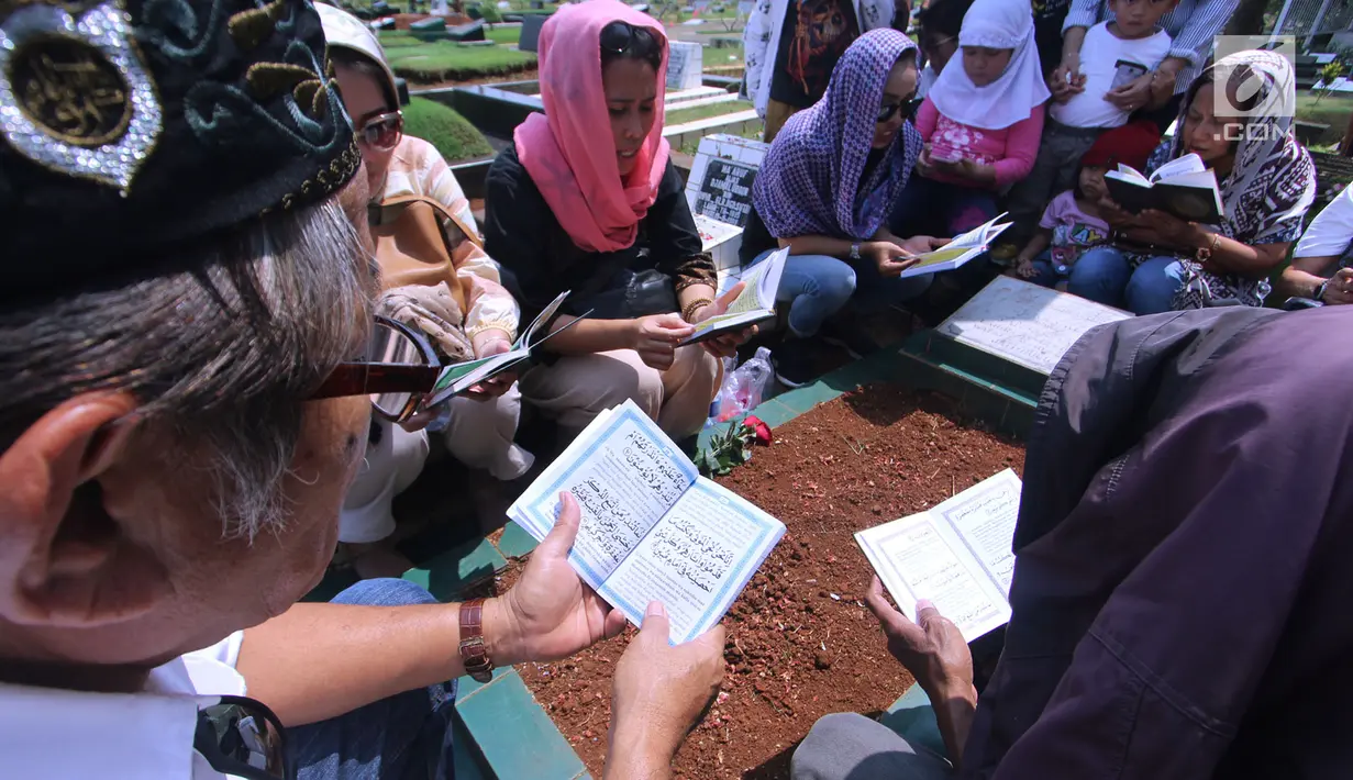 Warga memanjatkan doa saat melakukan ziarah kubur di TPU Karet Bivak, Jakarta Pusat, Kamis (10/5). Tradisi ziarah kubur rutin digelar umat muslim setiap menjelang Ramadan untuk mendoakan kerabat yang sudah meninggal. (Merdeka.com/Arie Basuki)