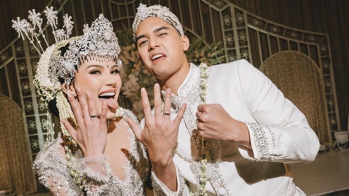 Potret Detail Dekorasi Akad Nikah Al Ghazali dan Alyssa Daguise, Elegan dengan Nuansa Gold dan Putih