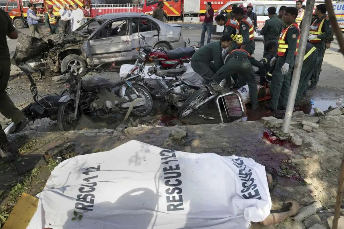 Ledakan bom yang menargetkan polisi di Lahore, Pakistan. (AP)