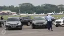 Deretan mobil mewah rombongan Presiden Joko Widodo dan Raja Arab Saudi Salman bin Abdulaziz al-Saud bersiap di Bandara Halim Perdanakusuma, Rabu (3/1). (Liputan6.com/Fery Pradolo)