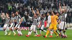 Penggawa Juventus merayakan keberhasilan memetik kemenangan 2-1 atas Real Madrid di leg pertama semifinal Liga Champions yang berlangsung di Juventus Stadium, Rabu (6/5/2015) dini hari WIB. (AFP PHOTO/GIUSEPPE CACACE)