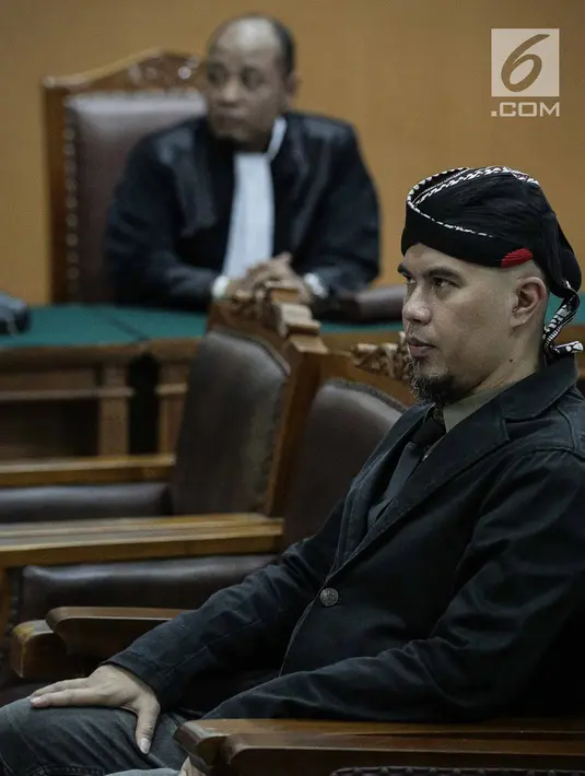 Musisi Ahmad Dhani bersiap menjalani sidang lanjutan kasus ujaran kebencian (Hate Speech) di media sosial Twitter di Pengadilan Negeri Jakarta Selatan, Senin (30/4). Sidang tersebut beragendakan tanggapan Jaksa penuntut umum. (Liputan6.com/Faizal Fanani)