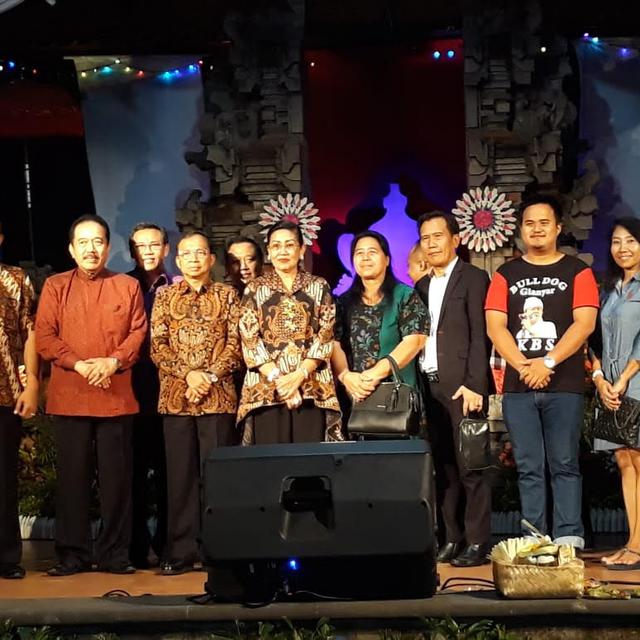 Pegawai Bali Wajib Gunakan Pakaian Adat Madya Tiap Kamis