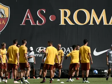 Pemain AS Roma berlatih di Trigoria, pinggiran Roma, Italia, Selasa (18/9). AS Roma akan menghadapi Real Madrid pada laga pembuka Grup G Liga Champions. (Filippo MONTEFORTE/AFP)