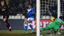 Kiper AC Milan, Gianluigi Donnarumma menghentikan laju bola dalam pertandingan lanjutan kompetisi Liga Italia Serie A menghadapi Brescia di Stadion Mario Rigamonti, Jumat (24/1/2020). AC Milan menang 1-0 lewat gol tunggal Ante Rebic. (MIGUEL MEDINA / AFP)