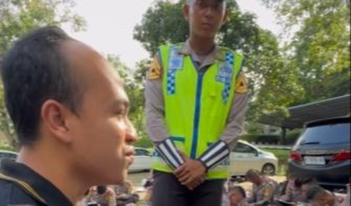 Dalam salah satu video yang dibagikan, para taruna diberi kasus untuk mengatasi pengendara sepeda motor yang tidak mengenakan helm.