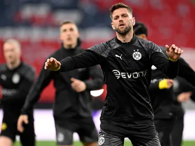 Pemain Dortmund, Niclas Fuellkrug melakukan pemanasan saat sesi latihan di stadion Wembley, di London, pada 31 Mei 2024. (INA FASSBENDER/AFP)