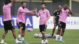 Pemain Inter Miami, Lione Messi (tengah) bercanda dengan rekan timnya dalam latihan persiapan pertandingan pembuka Piala Dunia Antarklub 2025 melawan Al Ahly di Florida Blue Training Center, Florida, Amerika Serikat, Jumat (13/06/2025) waktu setempat. (AP Photo/Lynne Sladky)