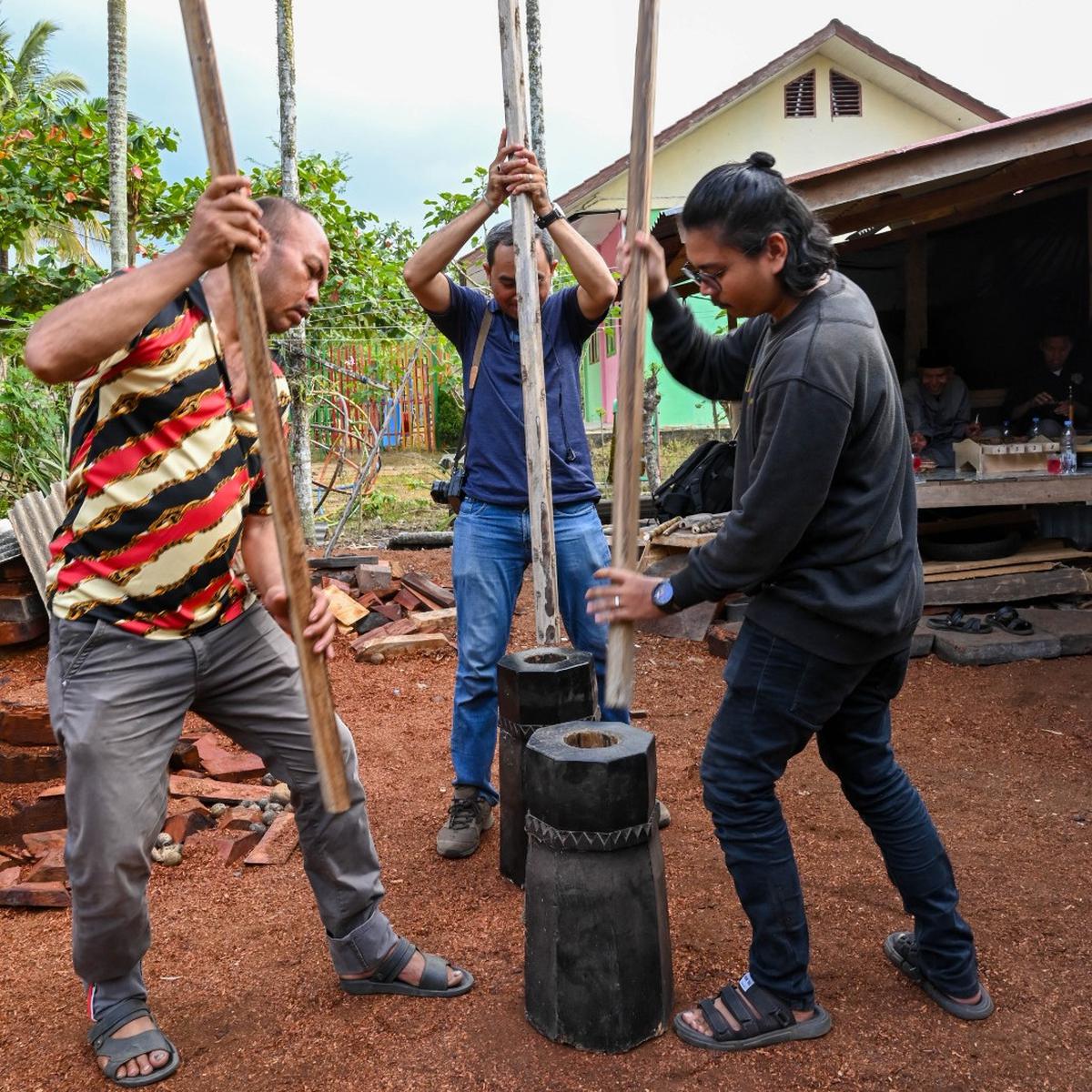 Dari kiri ke kanan - Bang Te (anak tertua Utoh Amad), Zaki Habibi (peneliti) dan Iqbal (pemuda) tengah memeragakan alat musik tradisional Aceh, Alee Tunjang