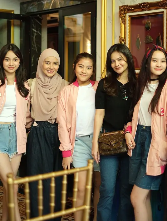 Sydney Azkassyah Yusuf, anak Cut Tari, terlihat menawan memadukan jaket bomber warna pink-nya dengan crop top putih dan denim shorts. [@zaskiadyamecca].
