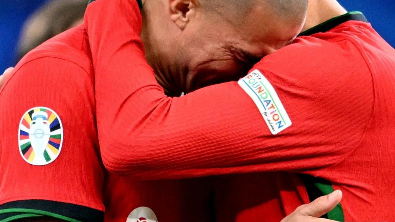 Portugal kalah melalui adu penalti dengan skor 5-3 dari Prancis setelah pertandingan sepanjang 120 menit berakhir imbang tanpa gol.&nbsp;Foto: REUTERS