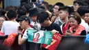 Para penggemar menunggu kedatangan pemain timnas Portugal, Cristiano Ronaldo menemui para penggemarnya dalam rangkaian “CR7 Tour” di Beijing, China, Kamis (19/7). Ronaldo mendapatkan sambutan meriah dari pendukunganya yang ada di sana. (WANG ZHAO/AFP)