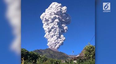 Gunung Merapi kembali menunjukkan aktivitas pagi ini. Asap tebal terlihat keluar dari dalam kawah, disertai dengan guncangan yang dirasakan warga.
