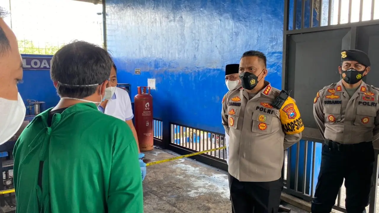Kapolresta Banyuwangi Kombes Pol Nasrun Pasirbu (Kiri) melihat lokasi melendaknya tabung gas LPG 50 kilogram (Istimewa)