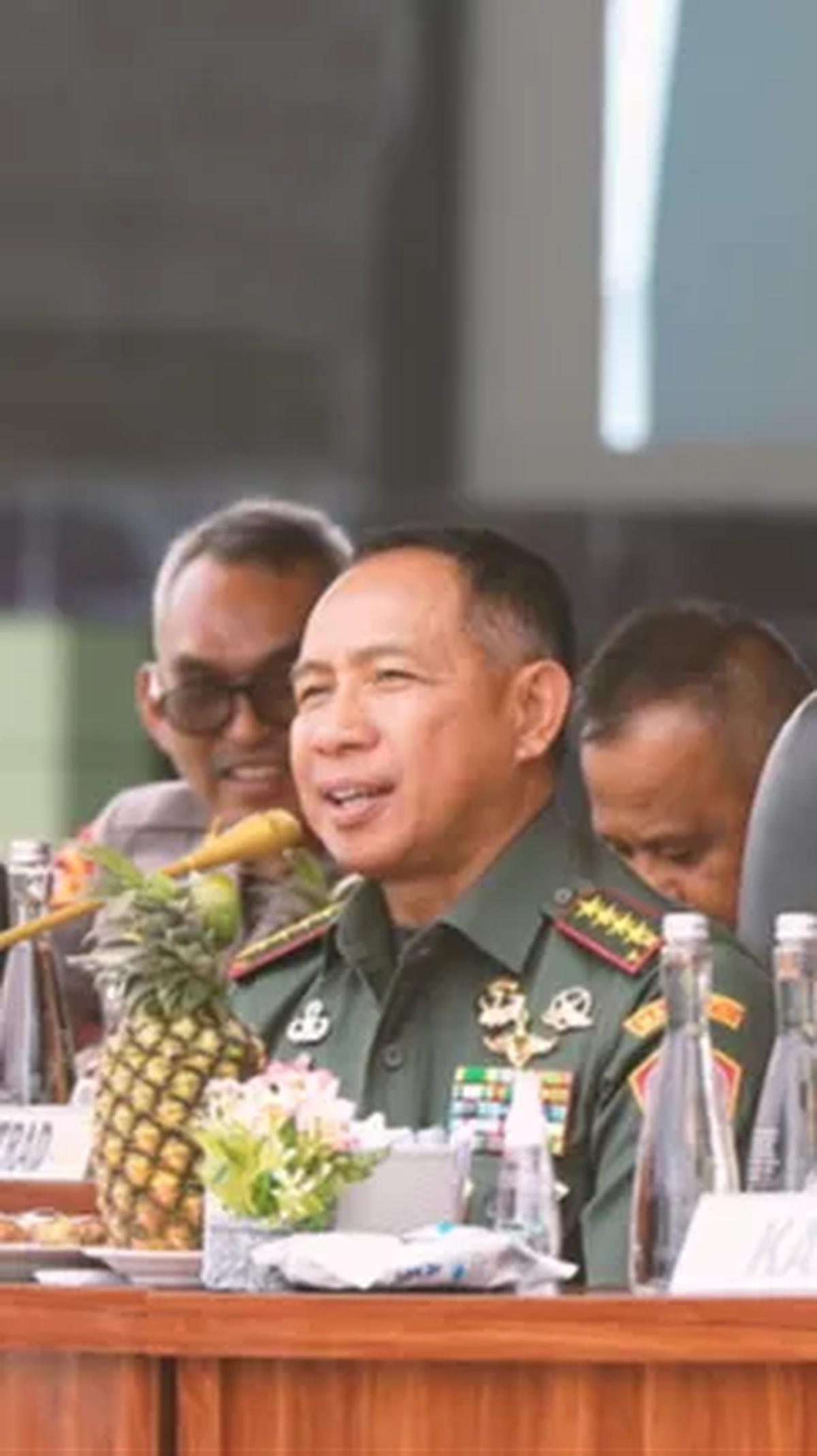"Jadi jangan dikira perwira itu lebih pintar ya. Itu saja Kopral lebih ini. Tepuk tangan untuk Kopral," kata Agus Subiyanto. <br>
