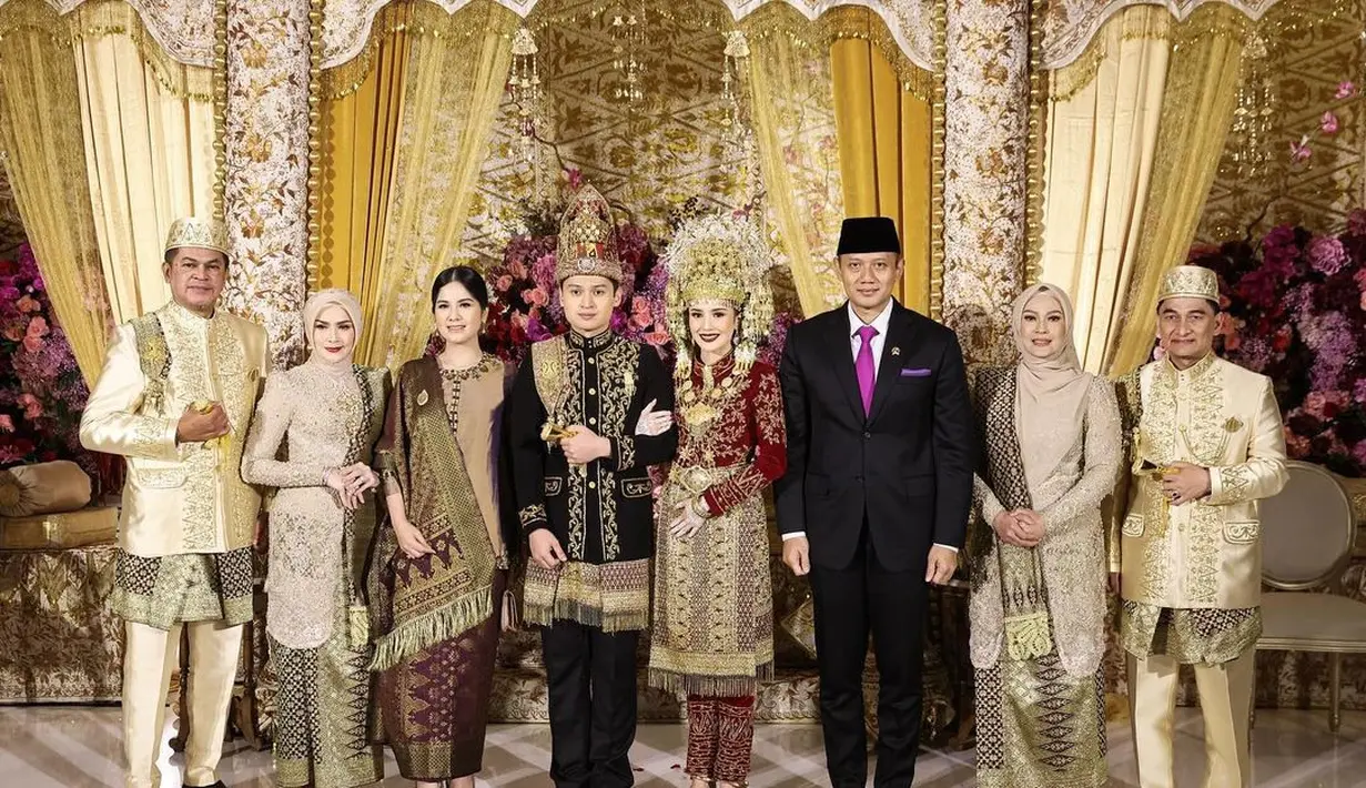 Pasangan AHY dan Annisa Pohan menjadi saksi di momen akad nikah Beby Tsabina dan Rizki Natakusumah. AHY tampil rapi dengan setelan jas serba hitam dan sentuhan dasi ungu, sedangkan Annisa Pohan tampak ayu dibalut wastra berwarna merah bata dengan sentuhan warna emas. [Foto: Instagram/agusyudhoyono]