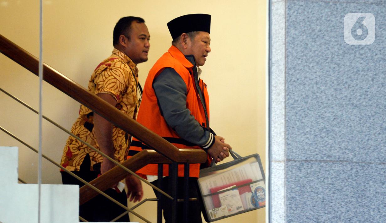 Bupati nonaktif Sidoarjo Saiful Ilah (kanan) menaiki tangga menuju ruang pemeriksaan di Gedung KPK, Jakarta, Jumat (6/3/2020). Saiful Ilah diperiksa sebagai tersangka untuk melengkapi berkas terkait dugaan menerima suap proyek infrastruktur di Dinas PUPR Kabupaten Sidoarjo. (merdeka.com/Dwi Narwoko)