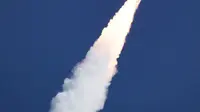 Roket "H3" generasi berikutnya Jepang, yang membawa satelit optik canggih "Daichi 3", terangkat ke langit tak lama setelah meninggalkan landasan peluncuran di Tanegashima Space Center di Kagoshima, Jepang barat daya, Selasa (7/3/2023). Kegagalan tersebut merupakan pukulan telak bagi JAXA, setelah roket tersebut bahkan gagal lepas landas pada percobaan pertamanya bulan lalu. (Photo by JIJI Press / AFP)