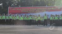 Sejumlah anggota kepolisian mengikuti Apel  "operasi patuh jaya 2015" di lapangan dit lantas Polda metro jaya, Jakarta, Rabu (27/5/2015). Operasi ini merupakan cipta kondisi menjelang bulan ramadhan. (Liputan6.com/Herman Zakharia)