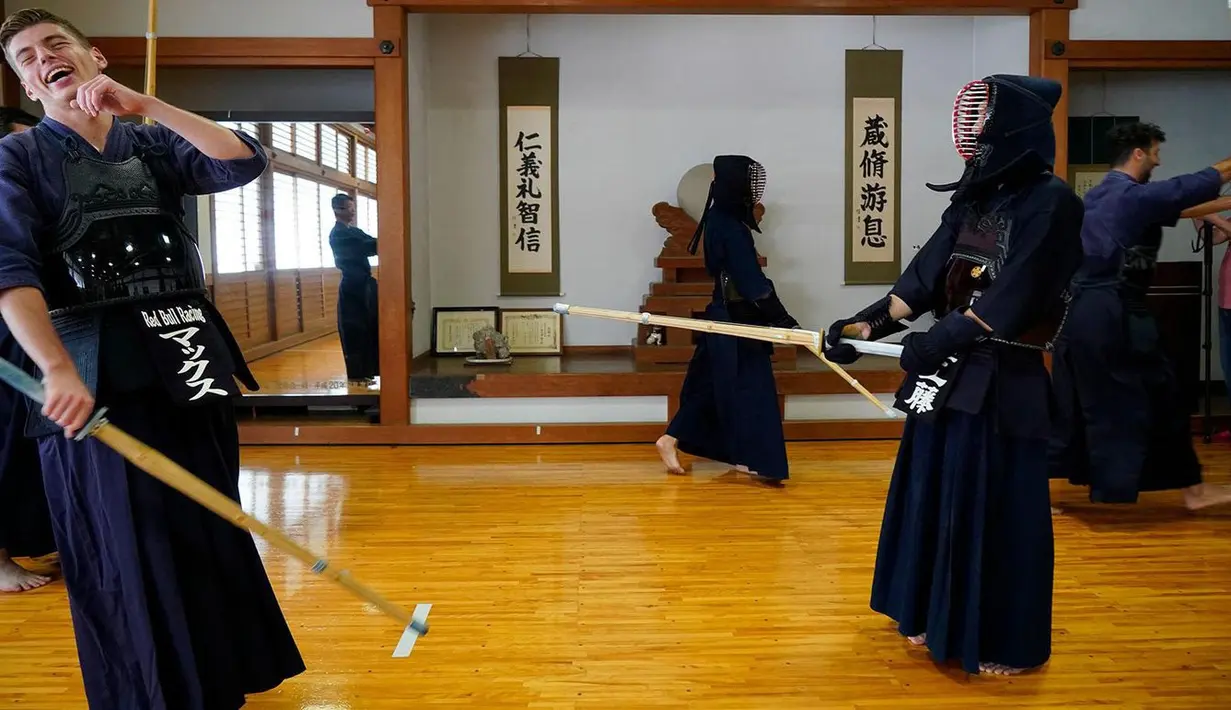 Pebalap Red Bull Racing, Max Verstappen (kiri) tertawa menikmati latihan Kendo di Konnou Dojo, Shibuya, Jepang (4/10/2017). Daniel dan Max saat ini berapa pada peringkat 4 dan 6 klasemen. (Bola.com/dok.redbullracing.com)