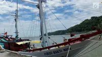 Kapal Pinisi Bakti Nusa bersandar di dermaga Pelabuhan Gorontalo, Sulawesi Utara, Rabu (16/1). Kapal tradisional khas masyarakat Bugis itu akan melanjutkan perjalanan mengarungi samudera. (Liputan6.com/ Arfandi Ibrahim)