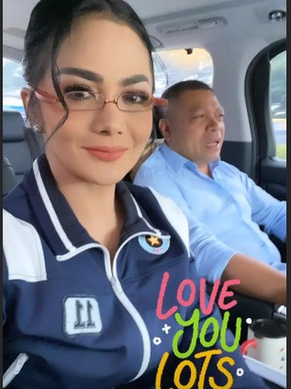 Kemesraan Krisdayanti dan Raul Lemos yang tepis kabar perceraian (Sumber: Instagram/krisdayantilemos)