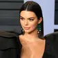 Model Kendall Jenner menghadiri acara Vanity Fair Oscar Party 2018 di Beverly Hills, California, Minggu (4/3). Kendall Jenner merupakan salah satu selebriti yang mencuri perhatian di Vanity Fair. (AFP PHOTO/JEAN-BAPTISTE LACROIX)