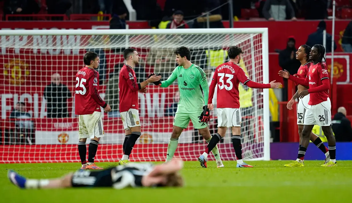 Sejumlah pemain Manchester United merayakan kemenangan atas Newcastle dalam laga bertajuk Boxing Day Liga Inggris 2025/2026 di Old Trafford, Manchester, Inggris, Jumat (26/12/2025) waktu setempat. (AP Photo/Dave Thompson)
