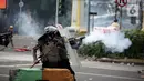 Polisi terlibat bentrok dengan pengunjuk rasa yang menolak UU Cipta Kerja di kawasan Harmoni, Jakarta, Kamis (8/10/2020). (Liputan6.com/Faizal Fanani)