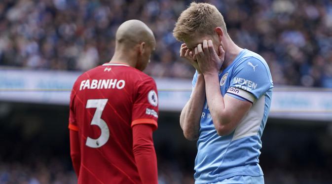 Reaksi kecewa pemain Manchester City, Kevin De Bruyne (kanan) setelah kehilangan peluang untuk mencetak gol saat pertandingan Liga Inggris antara Manchester City dan Liverpool, di Etihad Stadium, 10 April 2022. (AP/Jon Super )