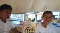 Tiga pemuda disabilitas membuktikan diri bisa mandiri dengan meracik kopi Kito Rato. Usaha itu pun ramai pembeli. (Liputan6.com/Pramita Tristiawati)