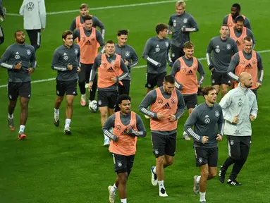 Pemain Jerman menjalani sesi latihan jelang bertanding pada laga lanjutan UEFA Nations League di RheinEnergie Stadion, Selasa (13/10/2020). Jerman akan menghadapi Swiss di UEFA Nations League. (AFP/ Ina Fassbender)