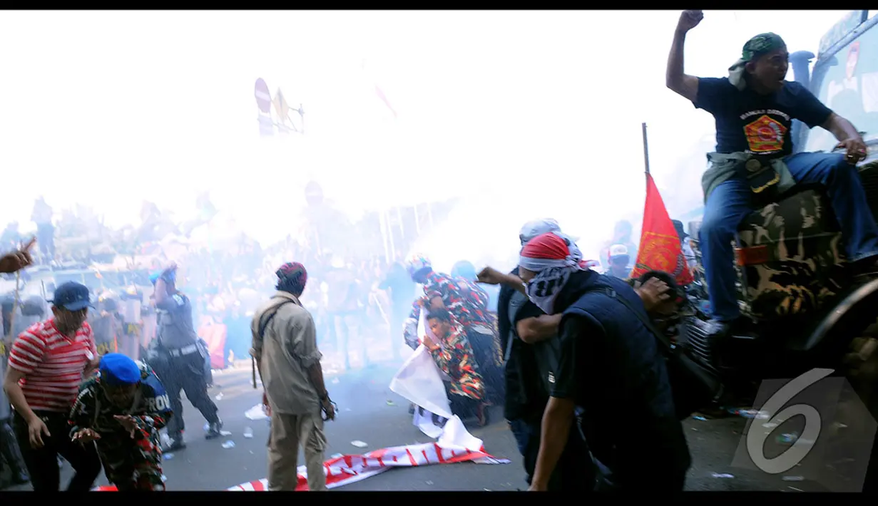 Melihat massa Prabowo yang semakin beringas, anggota kepolisian dengan sigap menembakkan gas air mata ke arah kerumunan massa yang mencoba merangsek masuk menerobos barikade pasukan anti huru-hara kepolisian (Liputan6.com/Faisal R Syam)