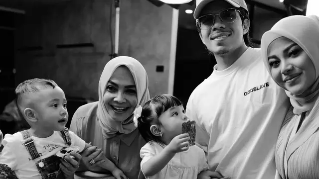 Potret Keluarga Papata dengan Mama Rieta (Instagram/@attahalilintar)