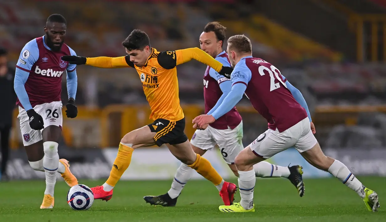 Gelandang Wolverhampton Wanderers, Pedro Neto (tengah) bersaing dengan pemain West Ham United Arthur Masuaku, Mark Noble dan Jarrod Bowen dalam laga Liga Inggris pekan ke-30 di Molineux Stadium, Selasa (6/4/2021) dinihari WIB. West Ham menang 3-2 di markas Wolverhampton (Laurence Griffiths/POOL/AFP)