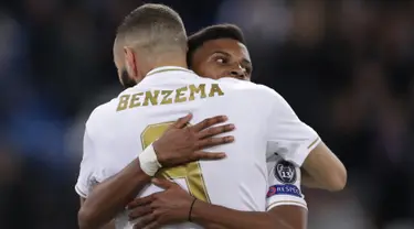 Penyerang Real Madrid, Rodrygo memeluk rekannya Karim Benzema setelah mencetak gol ke gawang Galatasaray pada pertandingan Grup A Liga Champions di stadion Santiago Bernabeu, Spanyol (6/11/2019). Rodrygo mencetak hattrick dipertandingan ini dan mengantar Madrid menang 6-0. (AP Photo/Manu Fernandez)