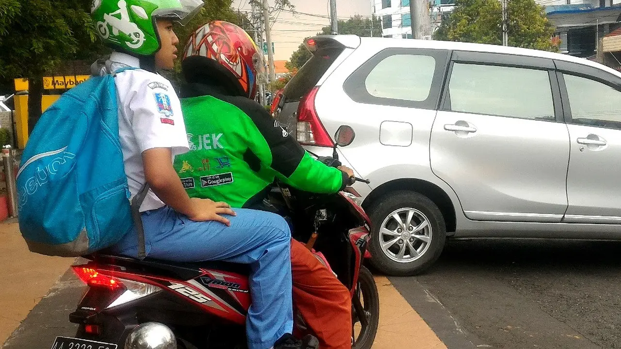 Ilustrasi – Ojek online alias ojol mengantar seorang penumpang. (Foto: Liputan6.com/Muhamad Ridlo)