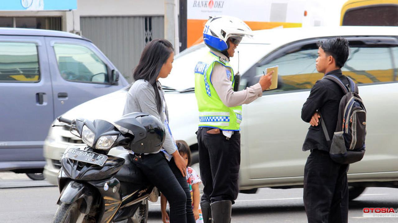 Ilustrasi tilang langsung (Otosia.com/Nazar Ray)